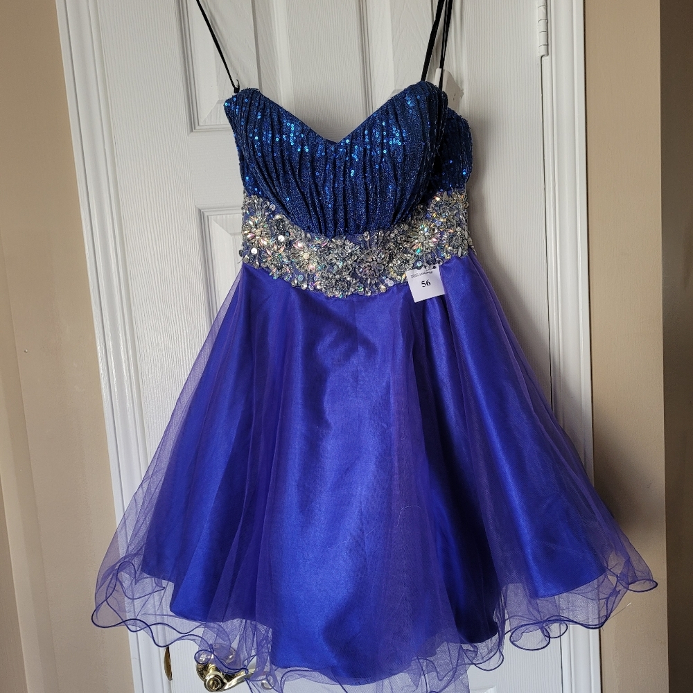 PROM/GRAD DRESS 👗 - Picture 2 of 8